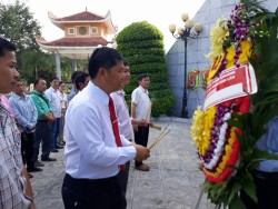 Đoàn đại biểu Sở Nông nghiệp tỉnh Xiêng Khoảng, nước CHDCND Lào dâng hương, dâng hoa tại Nghĩa trang Quốc tế Việt - Lào