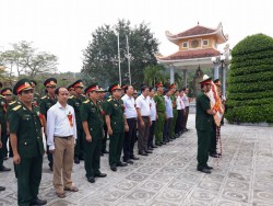 Lực lượng vũ trang Huyện Anh Sơn báo công các anh hùng, liệt sỹ tại Nghĩa trang Quốc tế Việt - Lào