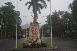 Thừa ủy quyền của Quân ủy Trung ương, Bộ quốc phòng, Đoàn công tác của Thường vụ Đảng ủy, Bộ Tư lệnh Quân khu 4 đã về Nghĩa trang Liệt Sỹ Việt - Lào tại xã Anh Sơn, dâng hoa, dâng hương lên anh linh Chủ tịch Hồ Chí Minh và các Anh hùng Liệt Sỹ.