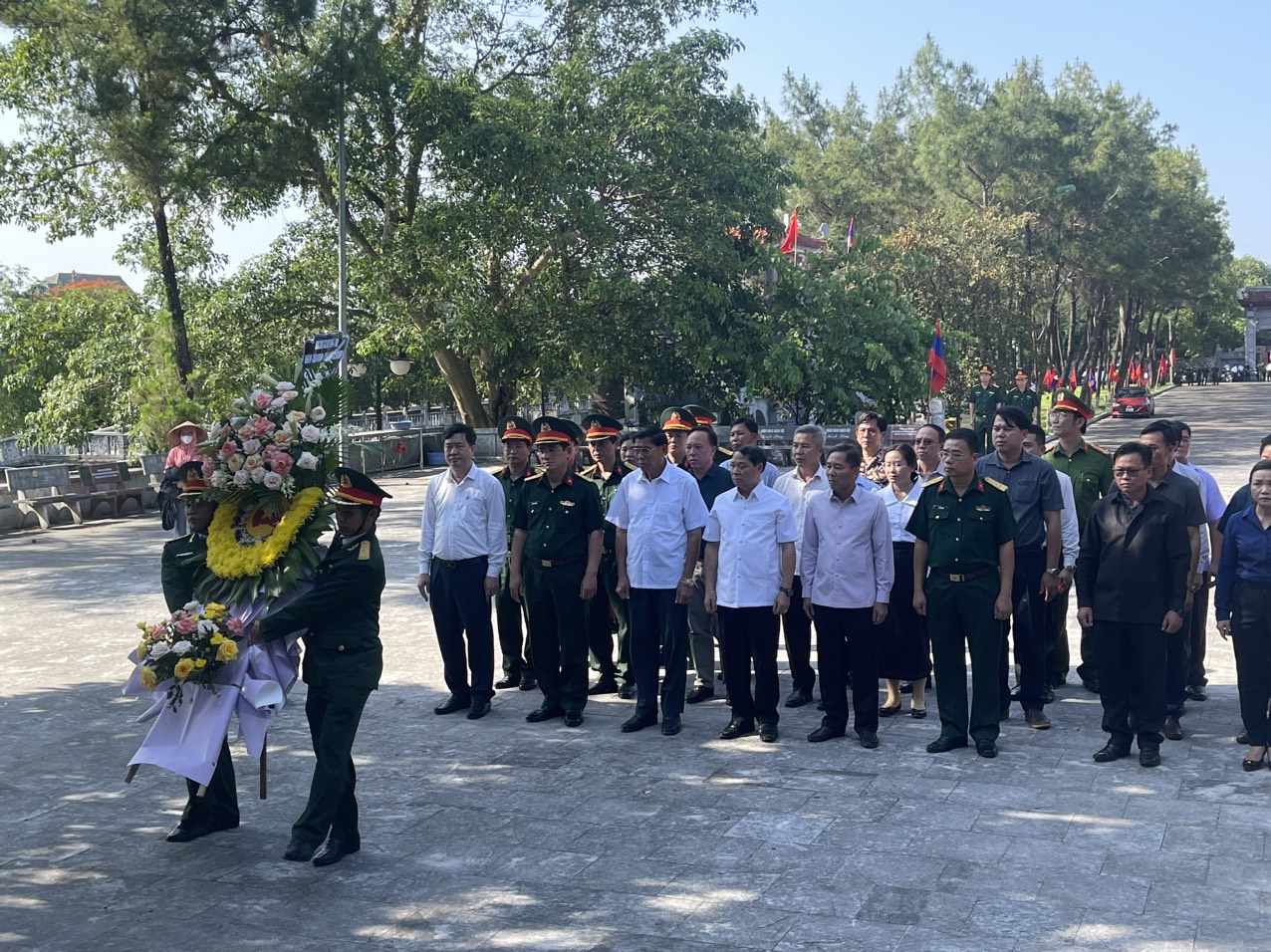 Lễ dâng hoa dâng hương tại NTLS Việt Lào huyện Anh Sơn, tỉnh Nghệ An của đoàn cán bộ Ban công tác đặc biệt tỉnh, tiếp nhận, di chuyển 96 hài cốt liệt sỹ quân tình nguyện và chuyên gia Việt Nam hy sinh tại Lào, quy tập mùa khô năm 2022 – 2023, về an t