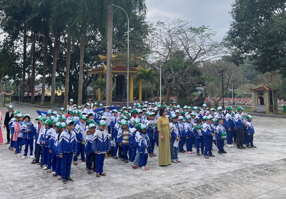 trường tiểu học Nghi Công Nam, Nghi Lộc, Nghệ An đã tổ chức cho hơn 200 học sinh, giáo viên phụ huynh học sinh về dâng hoa, dâng hương lên anh linh chủ tịch Hồ Chí Minh và các anh hùng liệt sỹ tại nghĩa trang liệt sỹ Việt Lào, huyện Anh Sơn, tỉnh Ngh