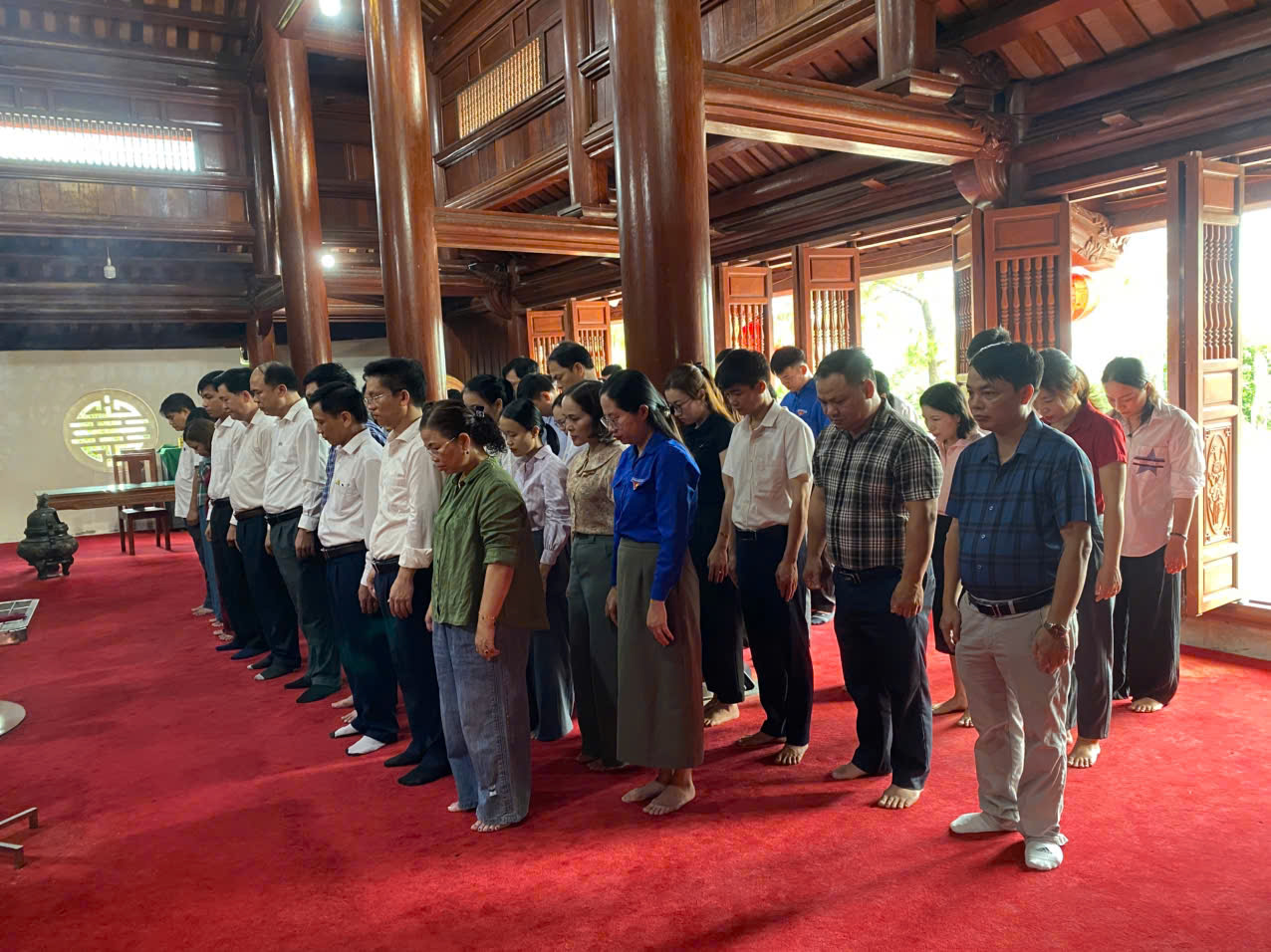 Ban thường vụ huyện ủy huyện Anh Sơn tổ chức lễ dâng hoa dâng hương báo công trước anh linh chủ tịch Hồ CHí Minh và các anh hùng liệt sỹ  tại nghĩa trang liệt sỹ Việt Lào huyện Anh Sơn tỉnh Nghệ An trước khi giải thể cấp huyện thực hiện chính quyền đ