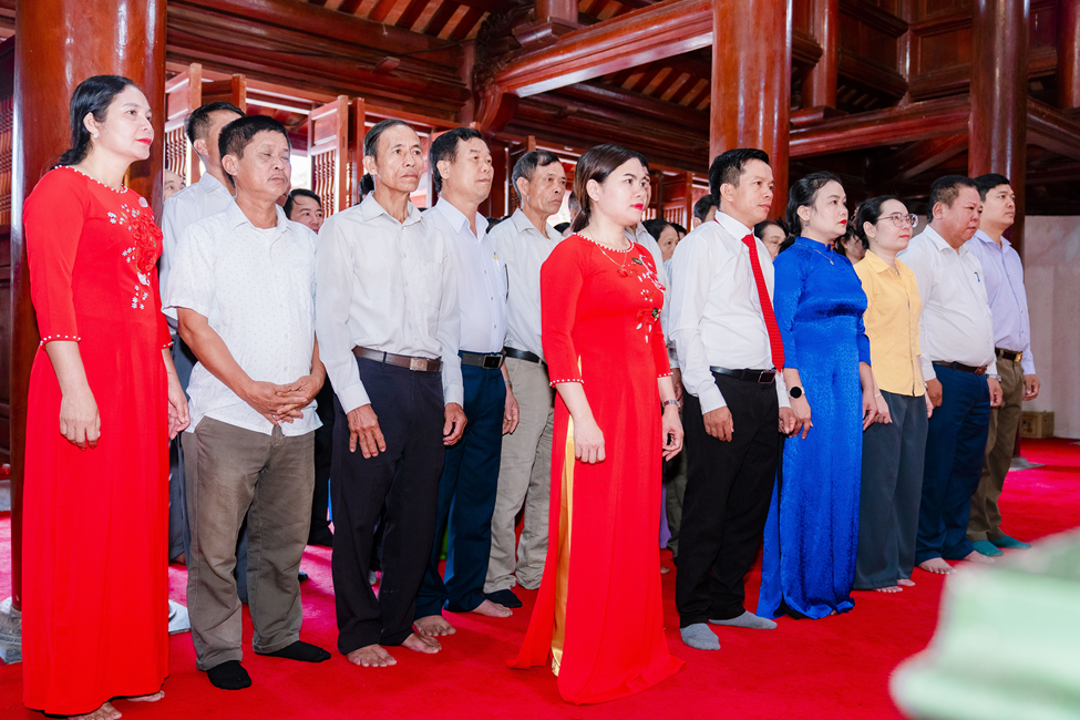 Đoàn đại biểu Hội Nông Dân xã Anh Sơn về dâng hoa, dâng hương lên anh linh chủ tịch Hồ Chí Minh và các anh hùng liệt sỹ tại nghĩa trang liệt sỹ Việt Lào, xã Anh Sơn, tỉnh Nghệ An.