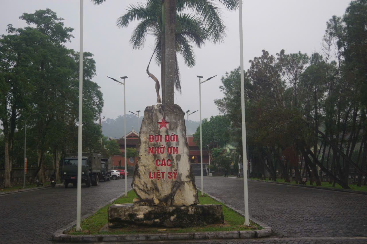 Thừa ủy quyền của Quân ủy Trung ương, Bộ quốc phòng, Đoàn công tác của Thường vụ Đảng ủy, Bộ Tư lệnh Quân khu 4 đã về Nghĩa trang Liệt Sỹ Việt - Lào tại xã Anh Sơn, dâng hoa, dâng hương lên anh linh Chủ tịch Hồ Chí Minh và các Anh hùng Liệt Sỹ.